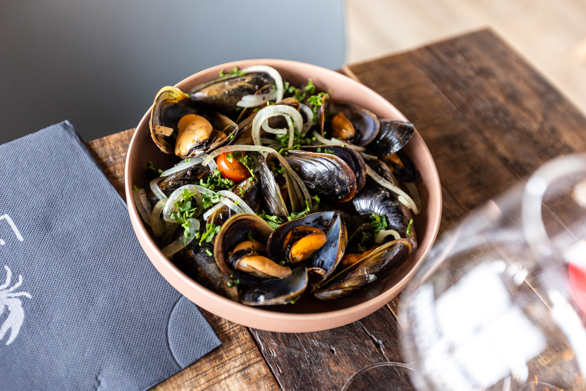 Offre spéciale : moules d’Espagne à 3€50 le kilo chez L’Étrille jusqu’à fin septembre !